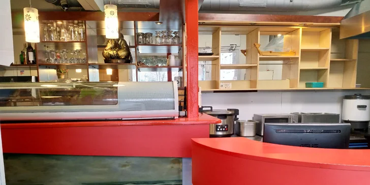 Pestré sushi sety s sebou: 24 ks nebo až 81 kousků i s polévkou a salátem
