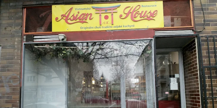 Pestré sushi sety s sebou: 24 ks nebo až 81 kousků i s polévkou a salátem