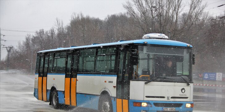 Jízdy v městském autobusu Karosa: 15 či 30 min. řízení nebo 30 min. školy smyku