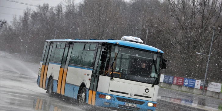 Jízdy v městském autobusu Karosa: 15 či 30 min. řízení nebo 30 min. školy smyku