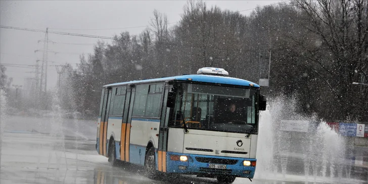 Jízdy v městském autobusu Karosa: 15 či 30 min. řízení nebo 30 min. školy smyku