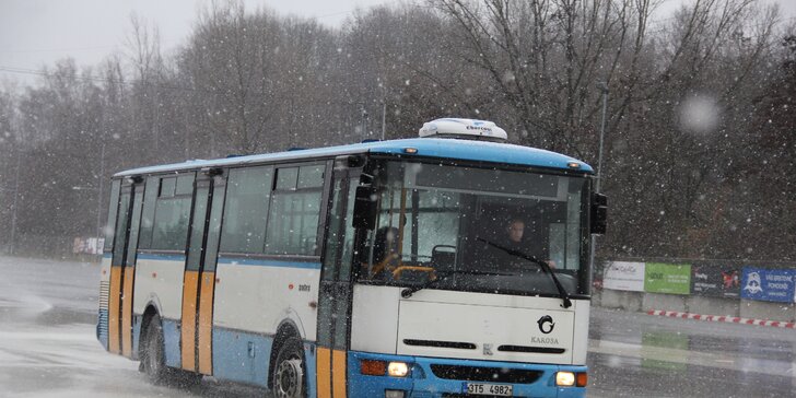 Jízdy v městském autobusu Karosa: 15 či 30 min. řízení nebo 30 min. školy smyku