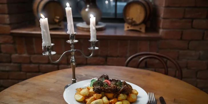 Polévka výběrem ze 3 variant a steak z krkovice na rozmarýnu pro 2 osoby