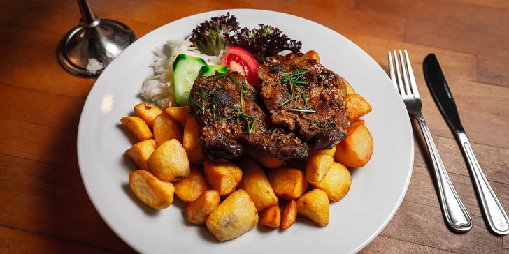 Polévka výběrem ze 3 variant a steak z krkovice na rozmarýnu pro 2 osoby