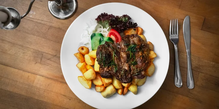 Polévka výběrem ze 3 variant a steak z krkovice na rozmarýnu pro 2 osoby