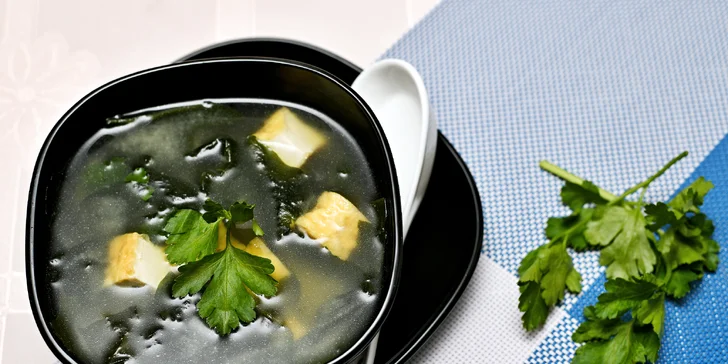 24, 32, 40 či 44 ks sushi s rybami a zeleninou i polévky a krevetové placičky