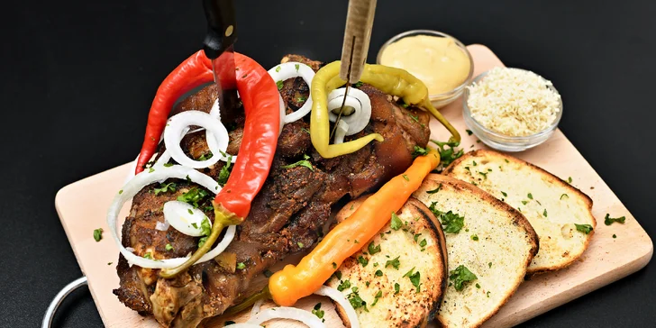 Dvě téměř kilová pečená kolena, chleba, hořčice, křen a beraní rohy