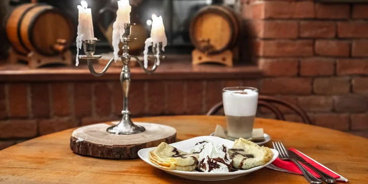 Palačinka se švestkovou omáčkou či lesními plody a káva nebo horká čokoláda