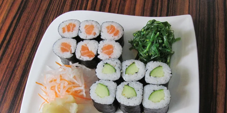Sushi set s 35 kousky: grilované krevety a maki i nigiri s lososem, úhořem aj.