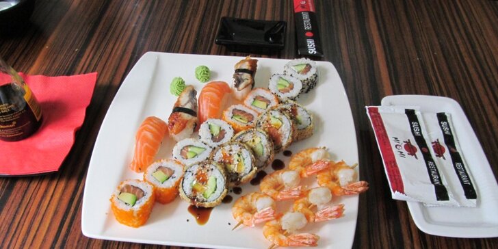 Sushi set s 35 kousky: grilované krevety a maki i nigiri s lososem, úhořem aj.