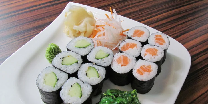 Sushi set s 35 kousky: grilované krevety a maki i nigiri s lososem, úhořem aj.