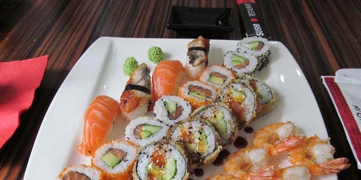 Sushi set s 35 kousky: grilované krevety a maki i nigiri s lososem, úhořem aj.
