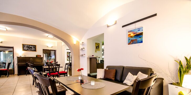 Káva nebo domácí limo a dezert ve skvěle hodnoceném Atrium Café pro 1 i 2 osoby