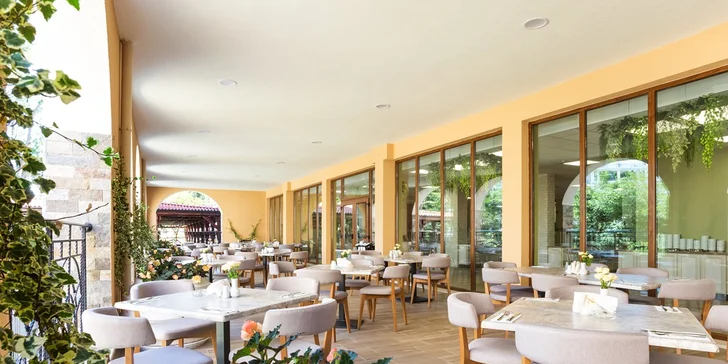 Letovisko Pomorie: 4* hotel u pláže, bazény a all inclusive i jezero s léčivým bahnem