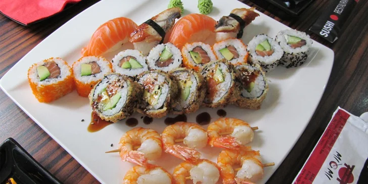 Sushi set s 35 kousky: grilované krevety a maki i nigiri s lososem, úhořem aj.