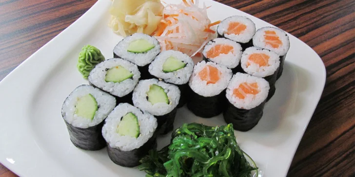 Sushi set s 35 kousky: grilované krevety a maki i nigiri s lososem, úhořem aj.