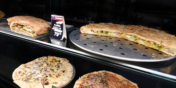 Jedna nebo dvě pizzy o průměru 32 či 42 cm podle výběru z 16 druhů