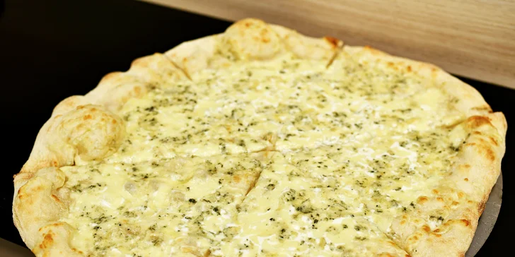 Jedna nebo dvě pizzy o průměru 32 či 42 cm podle výběru z 16 druhů