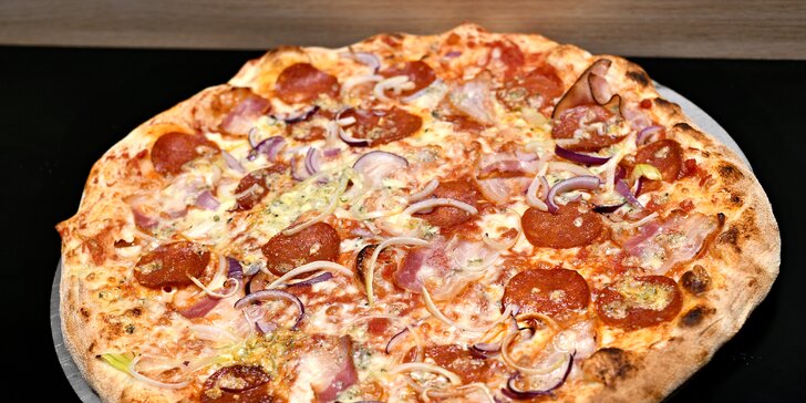 Jedna nebo dvě pizzy o průměru 32 či 42 cm podle výběru z 16 druhů