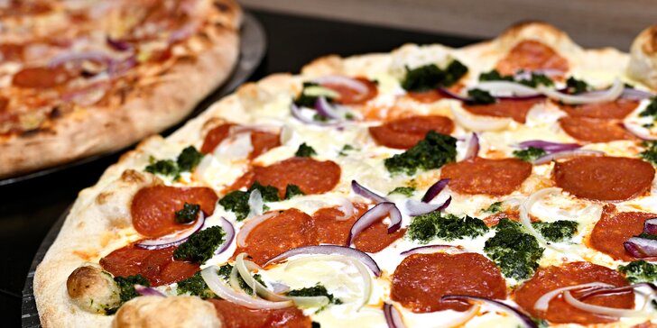 Jedna nebo dvě pizzy o průměru 32 či 42 cm podle výběru z 16 druhů