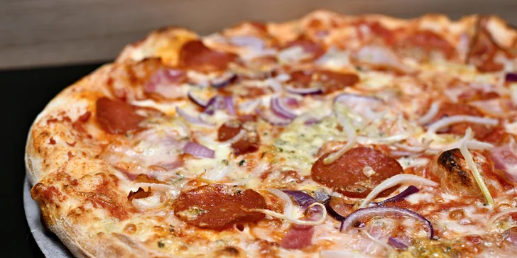 Jedna nebo dvě pizzy o průměru 32 či 42 cm podle výběru z 16 druhů