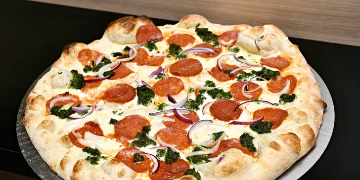 Jedna nebo dvě pizzy o průměru 32 či 42 cm podle výběru z 16 druhů