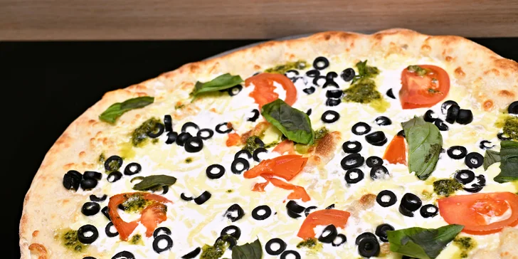 Jedna nebo dvě pizzy o průměru 32 či 42 cm podle výběru z 16 druhů