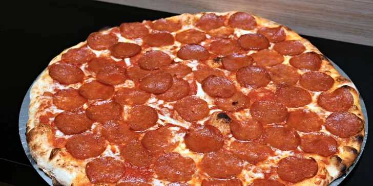 Jedna nebo dvě pizzy o průměru 32 či 42 cm podle výběru z 16 druhů