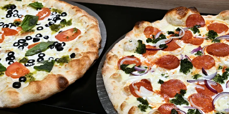 Jedna nebo dvě pizzy o průměru 32 či 42 cm podle výběru z 16 druhů