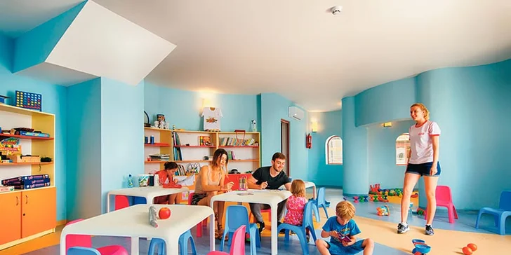 Bydlení u pláže i výhled na moře. 4* hotel s all inclusive v srdci Obzoru