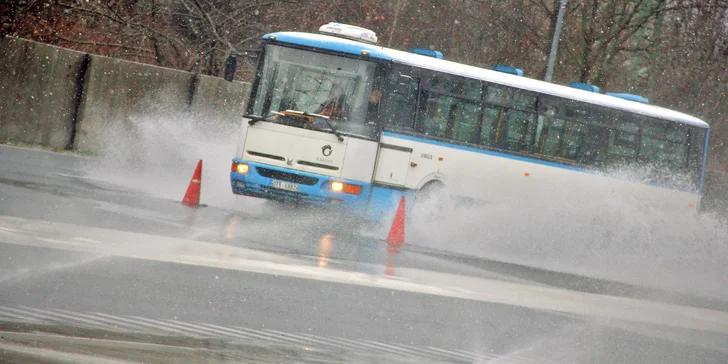 Jízdy v městském autobusu Karosa: 15 či 30 min. řízení nebo 30 min. školy smyku