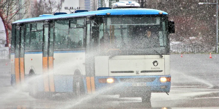 Jízdy v městském autobusu Karosa: 15 či 30 min. řízení nebo 30 min. školy smyku