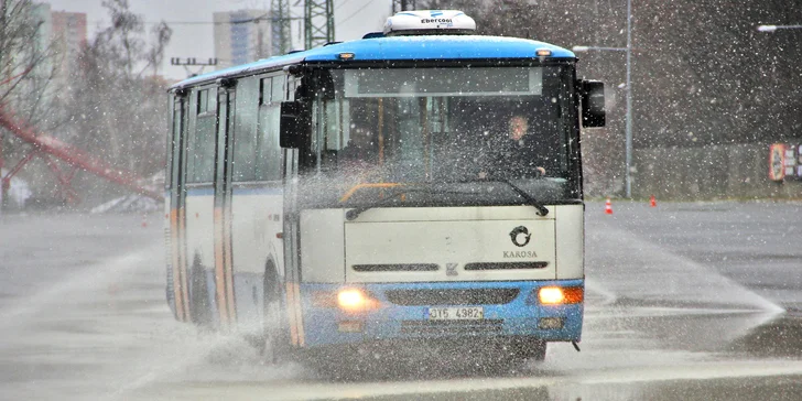 Jízdy v městském autobusu Karosa: 15 či 30 min. řízení nebo 30 min. školy smyku