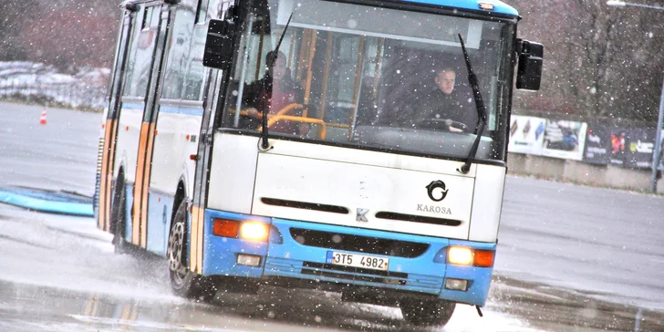 Jízdy v městském autobusu Karosa: 15 či 30 min. řízení nebo 30 min. školy smyku