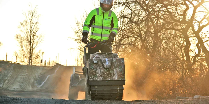 Kombinace čtyřkolky a sněžného skútru: 15 nebo 30 min. jízdy v terénu na transportu Snowdog