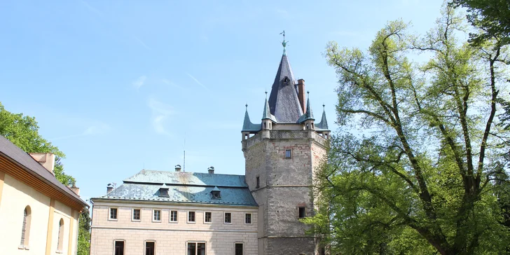 Pobyt v pokoji či apartmánu na zámku Lobeč: snídaně, láhev vína a piknikový koš či prohlídka zámku Stránov
