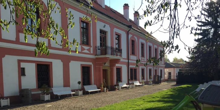 Pobyt v pokoji či apartmánu na zámku Lobeč: snídaně, láhev vína a piknikový koš či prohlídka zámku Stránov