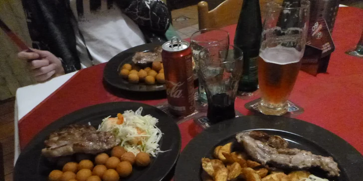 Bylinkami provoněný steak z krkovičky nebo kuřecího masa s přílohou a nápojem