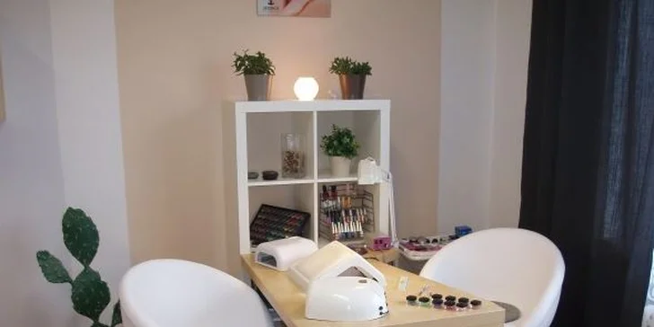 Permanentní make-up očních linek nebo obočí ve Studiu Visage
