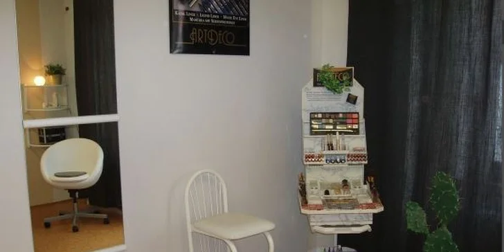 Permanentní make-up očních linek nebo obočí ve Studiu Visage