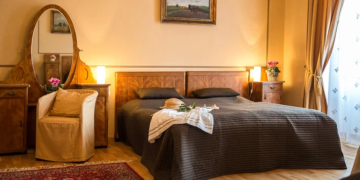 Pobyt v pokoji či apartmánu na zámku Lobeč: snídaně, láhev vína a piknikový koš či prohlídka zámku Stránov