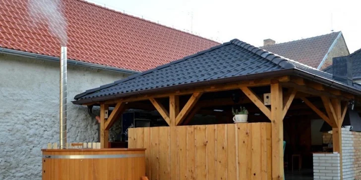 Romantika na jihočeském statku, degustační steakové menu, wellness a koupelí v cedrovém sudu