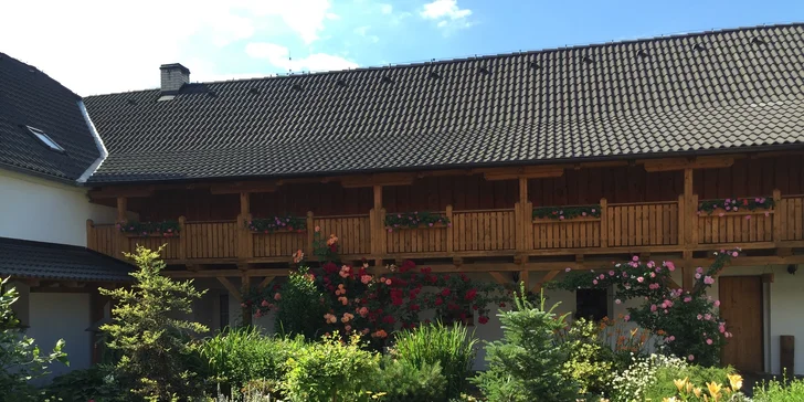 Romantika na jihočeském statku, degustační steakové menu, wellness a koupelí v cedrovém sudu