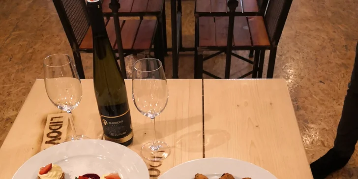 Menu pro dva: salát caprese, kuřecí steak a panenka, linecké košíčky i víno