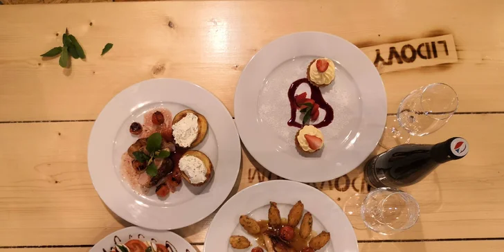 Menu pro dva: salát caprese, kuřecí steak a panenka, linecké košíčky i víno