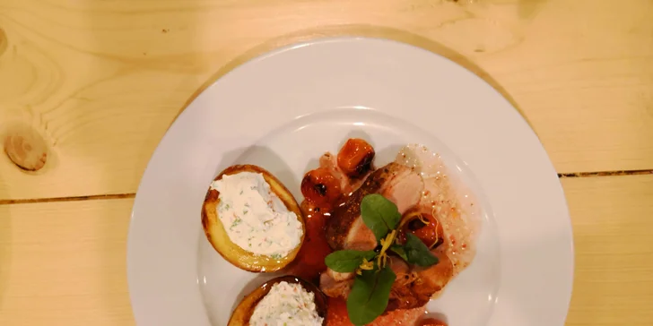 Menu pro dva: salát caprese, kuřecí steak a panenka, linecké košíčky i víno