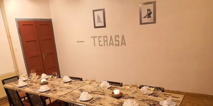 Menu pro dva: salát caprese, kuřecí steak a panenka, linecké košíčky i víno