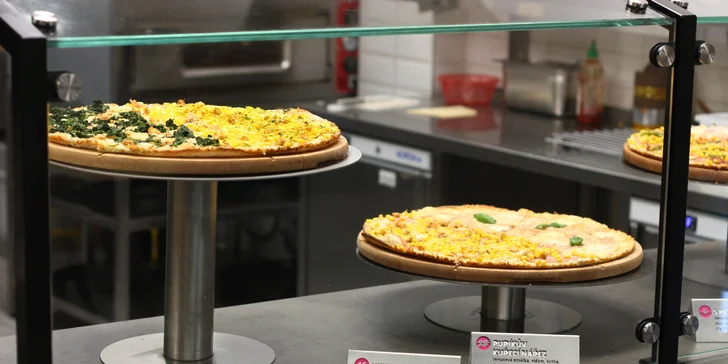 Chacharova pizza podle výběru z 26 druhů: 1–4 pizzy o průměru 32 cm