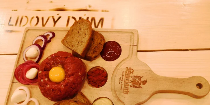 Pořádná porce masa: 300 či 600 g tataráku z hovězí roštěné a zlatavé topinky