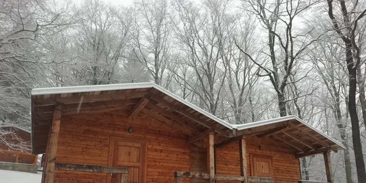 Jarní prázdniny pro rodiny i romantika ve 2 ve srubových chatkách Bunč